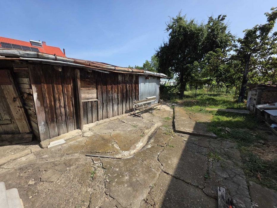 Casă în oraș, cu teren, de vânzare