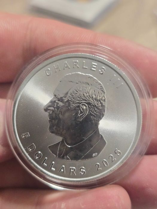 сребърна монета „Кленов лист“  която е част от специална серия.