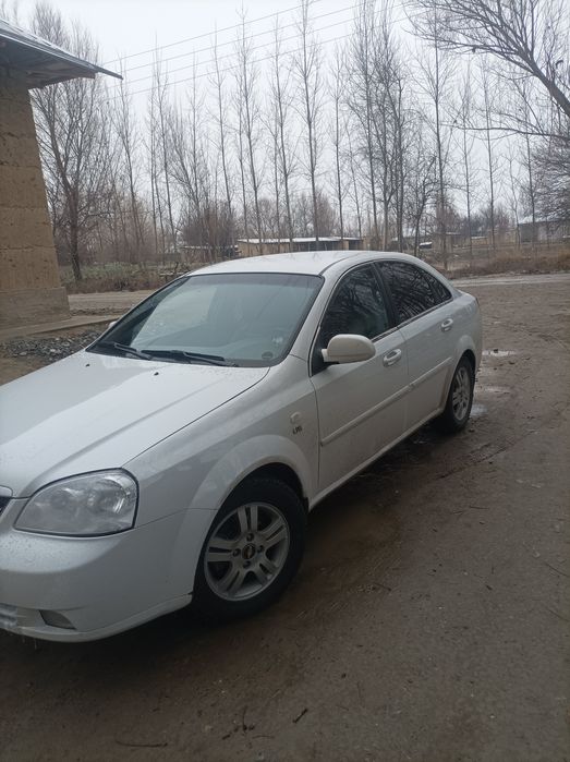 Lacetti 1.8 sotiladi