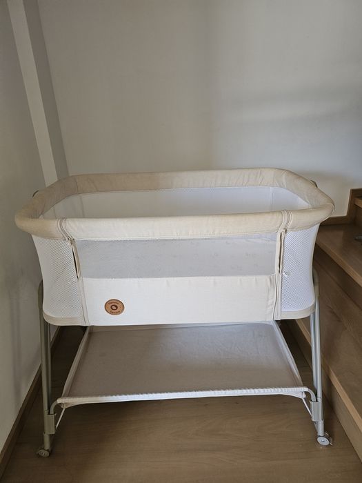 Lionelo Luna 2 in 1 co-sleeper în nuanța bej, echipat cu roți și reglabil pe înălțime.in stare impecabila