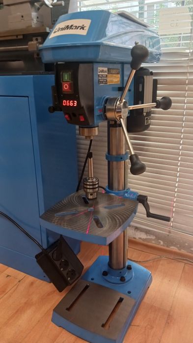 Настолна бормашина UNIMARK. С вариатор за  оборотите. Здрава,Нова