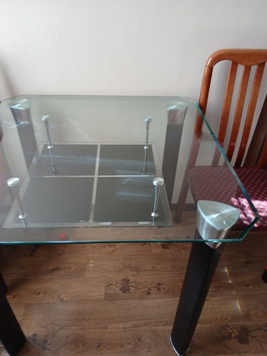 Стеклянный стол на кухню