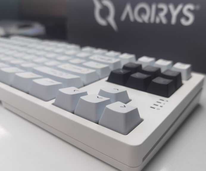 Tastatura Gaming AQIRYS Aludra TKL White Mecanica, stare foarte buna