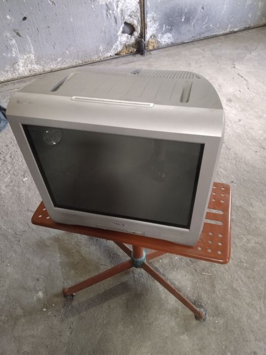 Продам телевизор SONI с подставкой