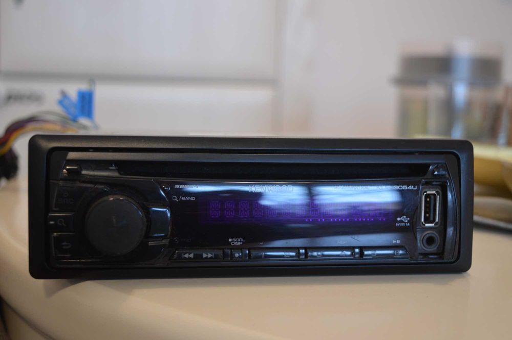 CD Reciever за кола KENWOOD KDC 3054-U с USB порт 4х50 вата