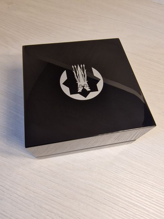 Серебряная монета Кувшинка