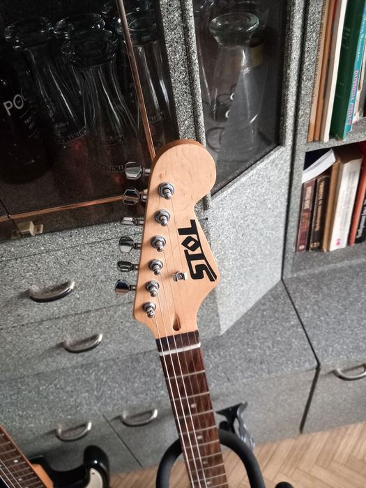 Продавам китари,акустични и електрически.Аксесоари и кубета.