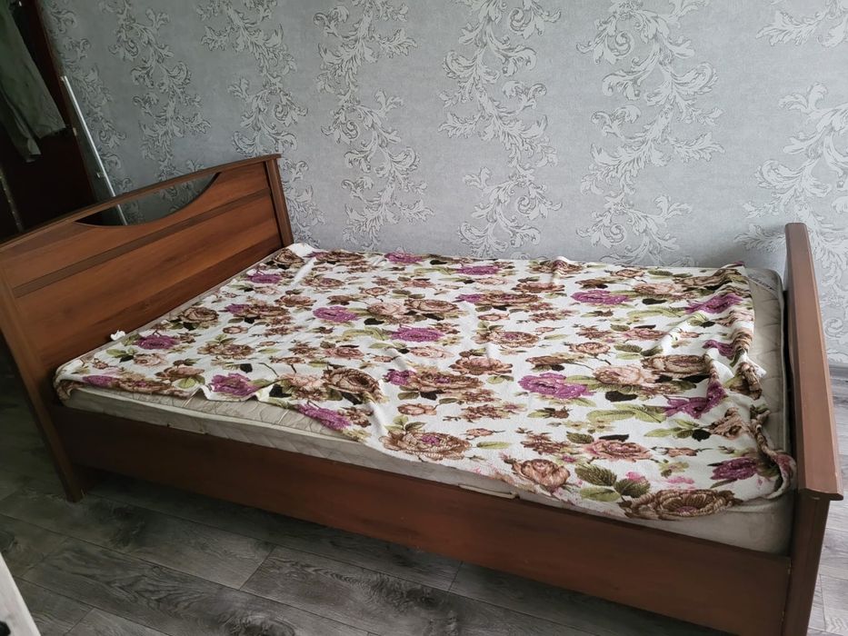 Продам кровать с матрасом