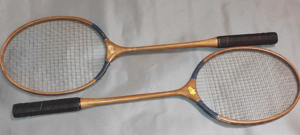 2 buc. PALETE RACHETE PT. BADMINTON. din lemn chinezesti  PIONEER. de epoca