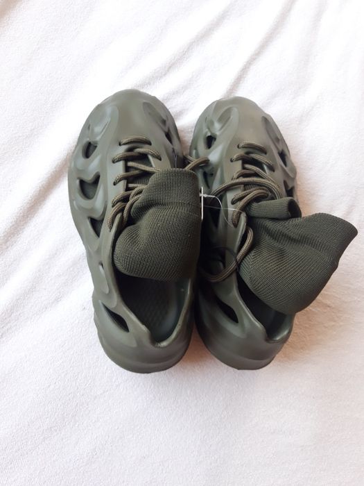 Нови обувки с чорап