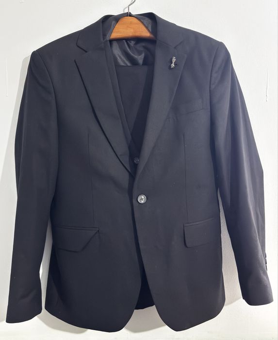 Costume bărbați slim fit (S-M) – 4 bucăți disponibile