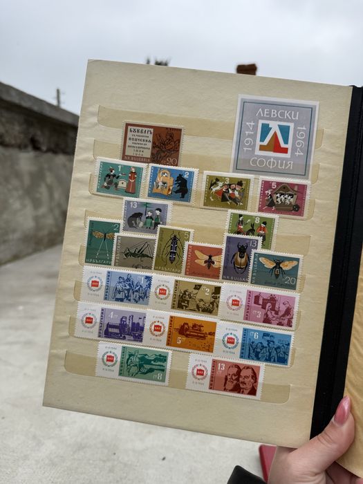 Голям класьор с различни пощенски марки