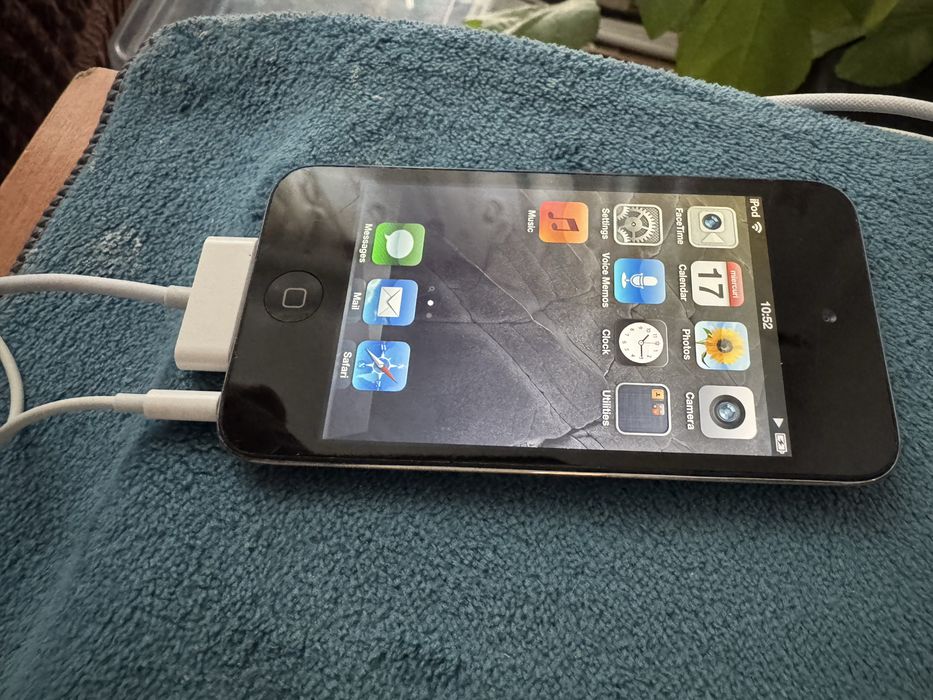 Vand Ipod Touch 4 , in conditii excelente .