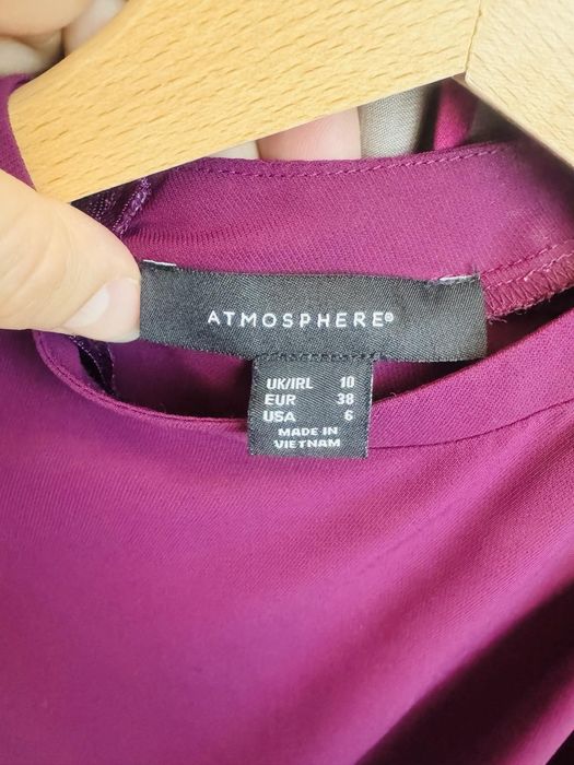 Пола и два броя блузи