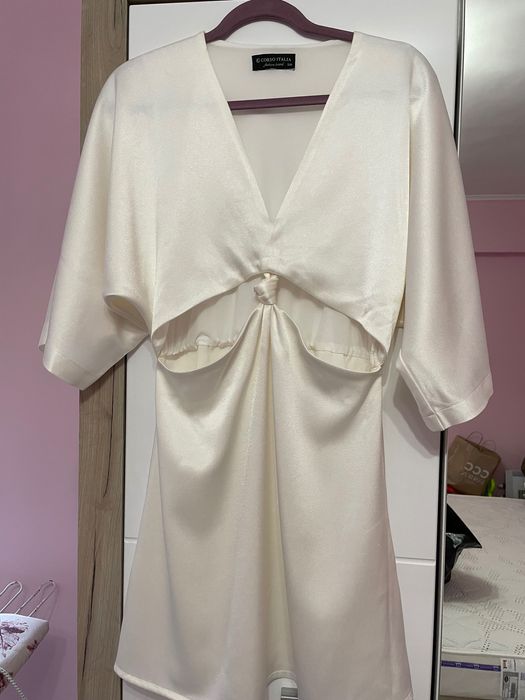 Бяла сатенена рокля