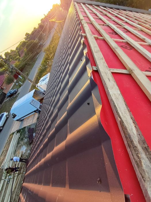 Firmă specializată. 
Executăm sau modificăm 
orice tip de Acoperisuri.