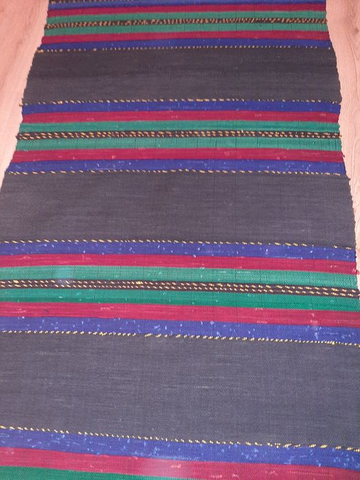 Продавам тъкана пътека