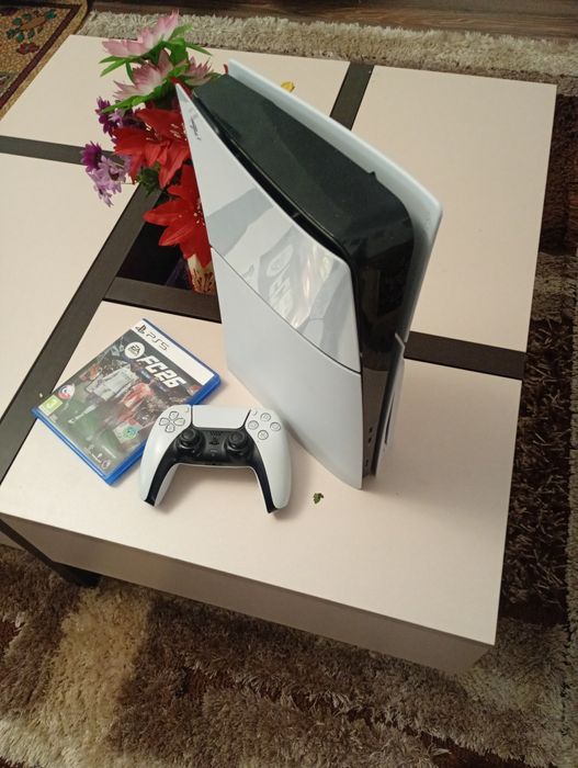 Ps5 cu disc slim 1 TB + perfecta stare controler și consola + cd  FC26