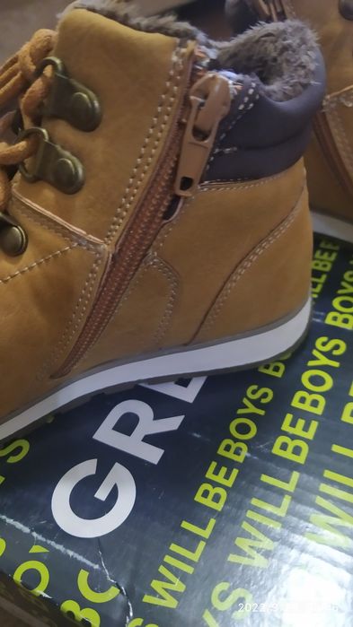 Новые детские ботинки.