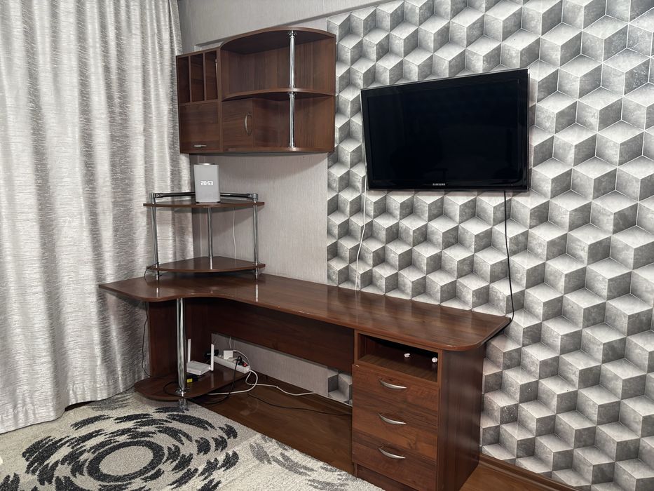 Письменный стол с навесным шкафом