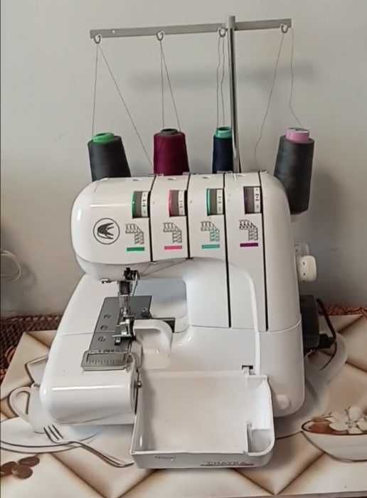 Продам швейную машинку аверлог Чайка почти новая