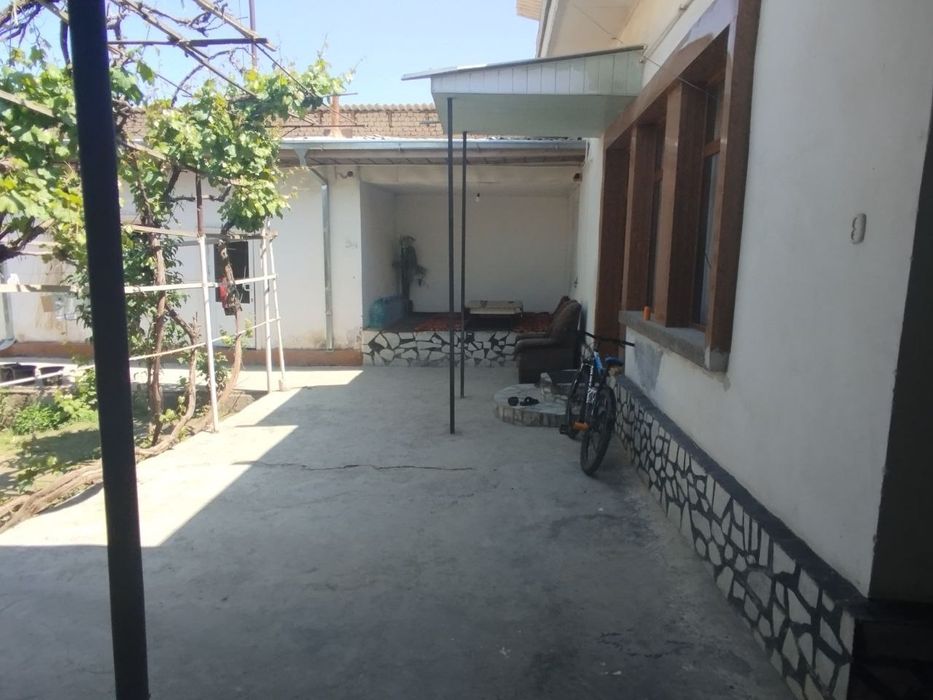 Uy sotiladi srochno yashashga tayyor 8 sotok 8 xona hamma qulayliklar