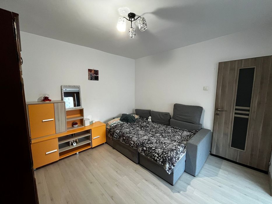 Camera de închiriat în apartament cu 2 camere