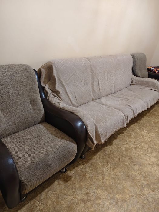 Продам диван с двумя креслами