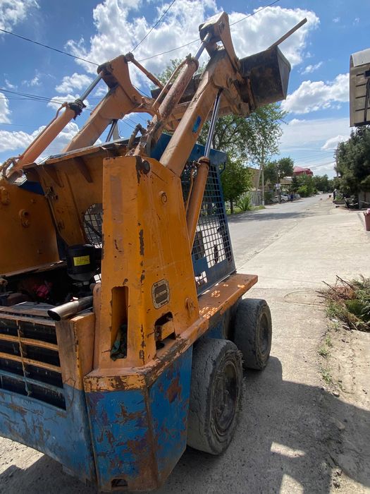 Мини-погрузчик с ковшом в рабочем состоянии