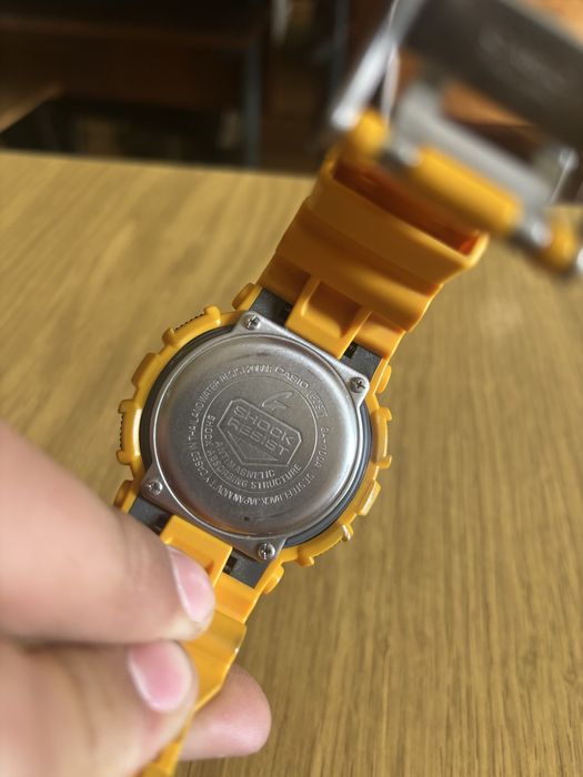 Цифров часовник G-Shock, Жълт