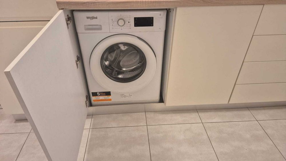 Închiriez apartament cu parcare
