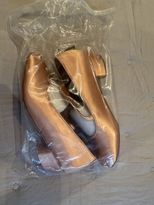 Продавам детски обувки за спортни танци