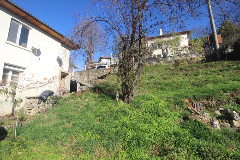 Къща с двор в центъра на гр. Габрово