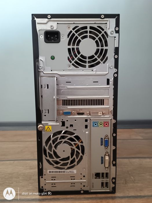 Напълно запазен настолен компютър HP, с качествен Full HD монитор BENQ ET 0026 NA, 21,5 инча, hp клавиатура и мишка, кабели