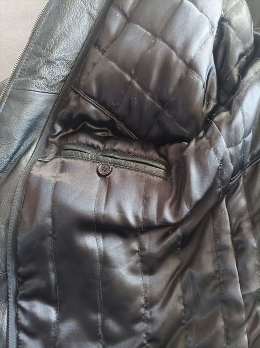 Мъжко черно кожено яке.