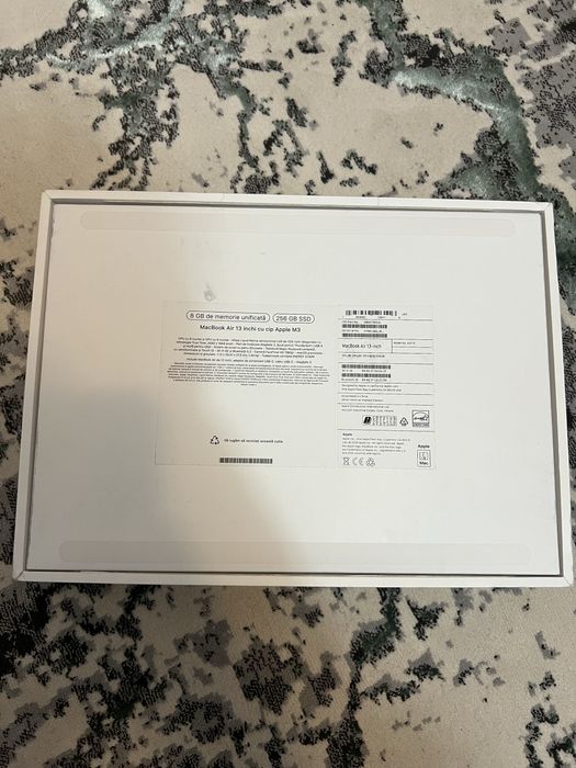 Vând MacBook Air 13 cu cip Apple M3