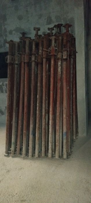 Vand 50 popi metalici 3,6m italieni, gresati, stare perfecta