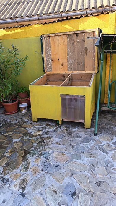 Vând doua cuști câine