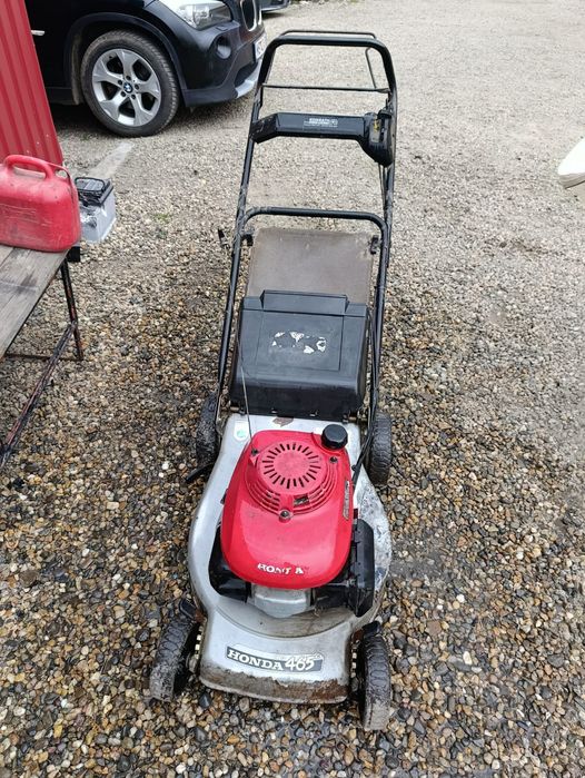 Masina de tuns iarba pe benzina