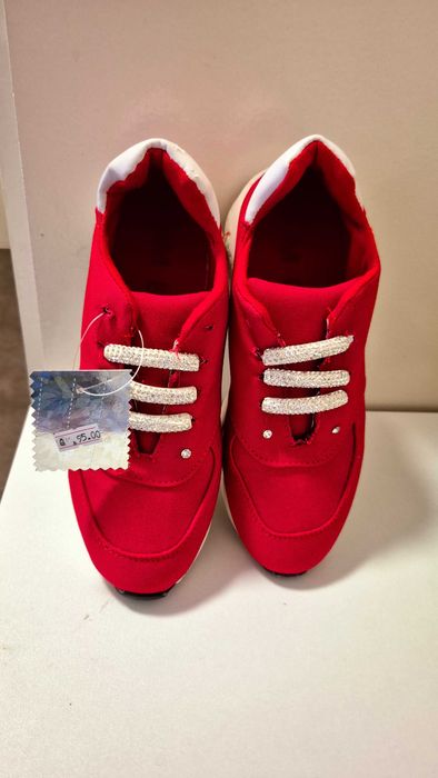 Обувки маратонки червени, с етикет