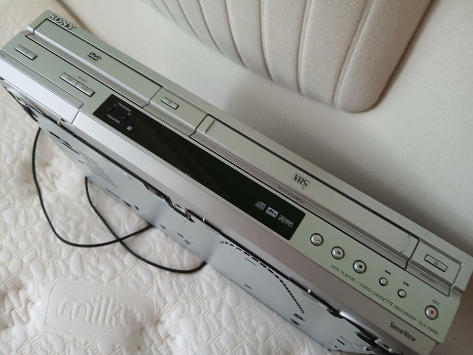 Sony Видеорекорд с две касети ,две колони и мунитьр