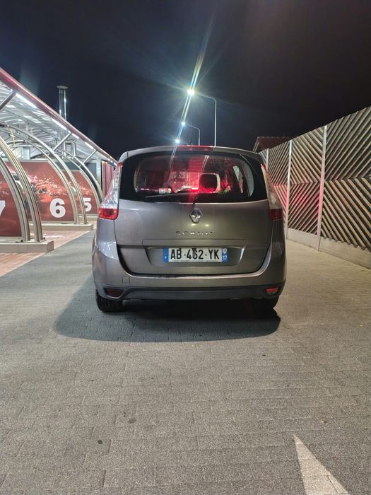 Vand Renault Scenic 1.5dci An 2009 7 locuri