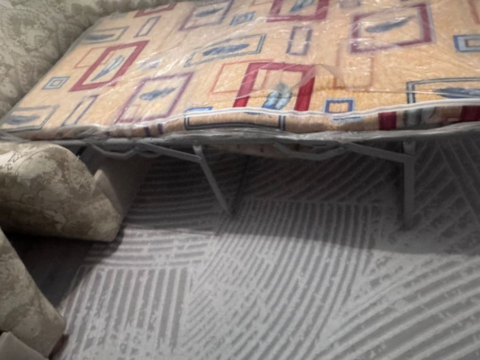 Диван раскладной две штуки.