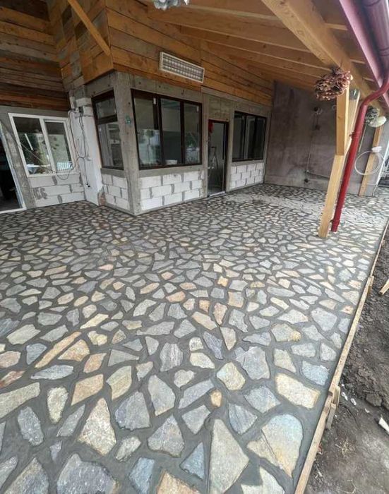 Amenajări Curți cu Piatră de Munte – Aspect Dens și Durabil