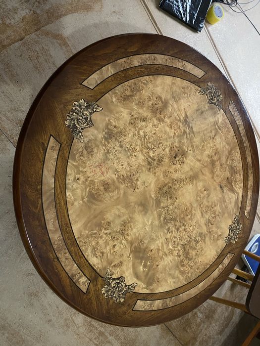 Продается круглый стол коричного цвета