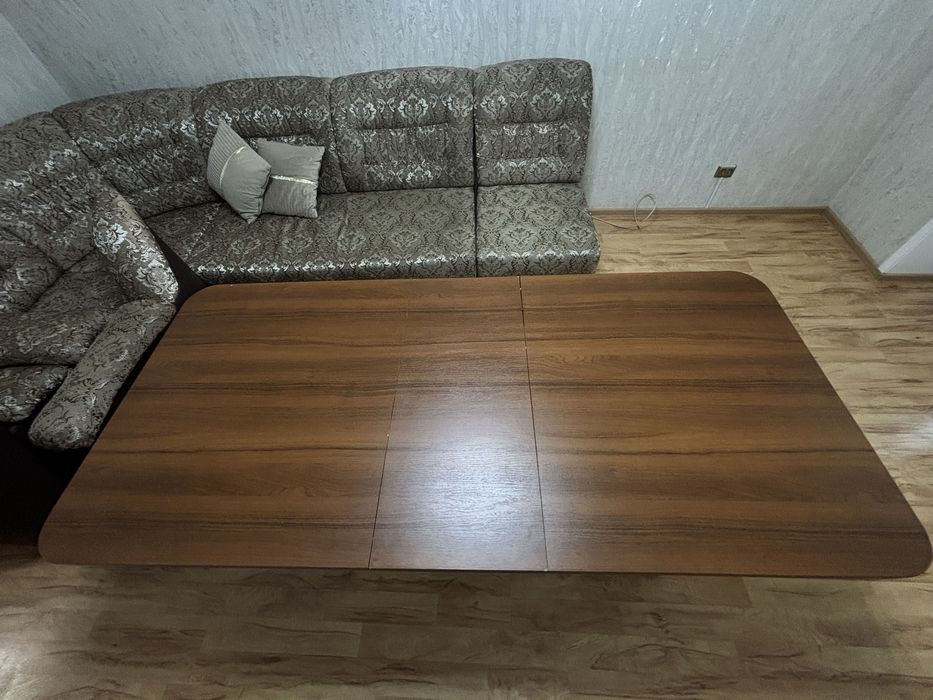 Продам стол для гостиной
