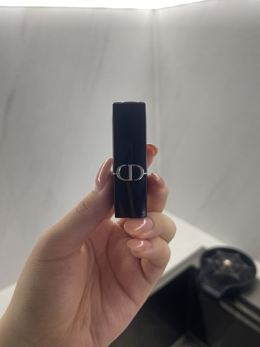 СРОЧНО ПРОДАМ! Оригинальная Помада DIOR  в красном цвете.