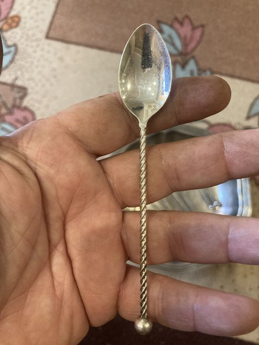 Посребрени съдове и прибори.