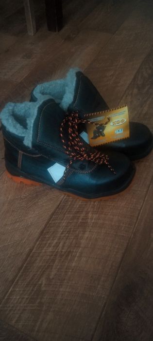 Продаются спецботинки