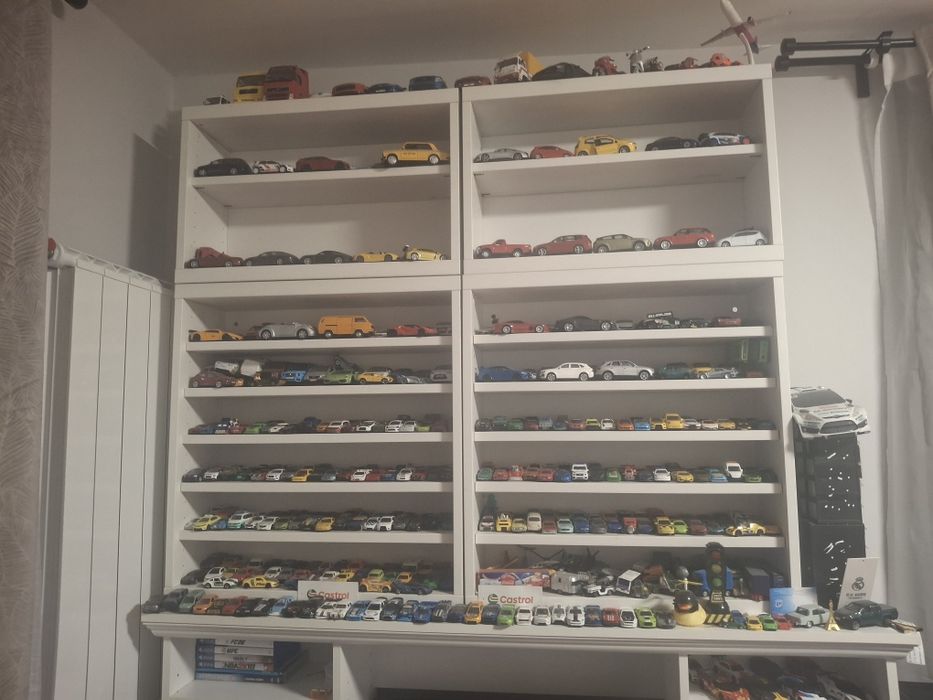 Продавам колекция малки и големи колшчки ( hot wheels,  majorete, matchbox, burajo и др)